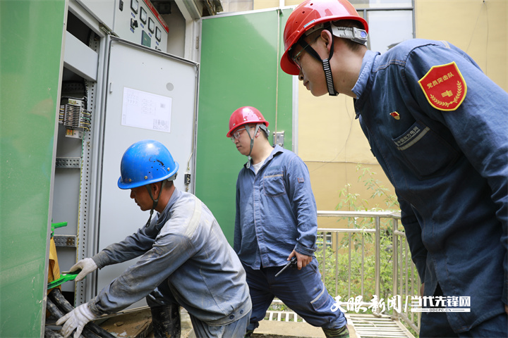 6月26日，南方电网贵州贵阳供电局党员突击队为福泰东方新城小区紧急接入应急电源车，保障该小区800余户住户用电。（杨志坚 摄）.jpg