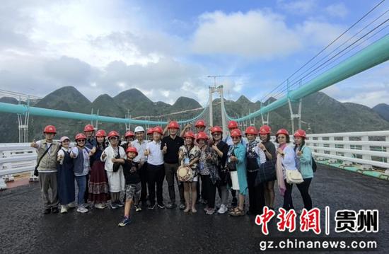 图为交流团在花江峡谷大桥上的合照。