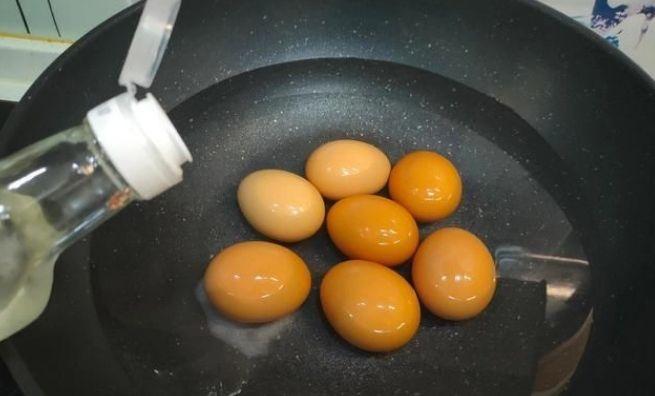 水煮蛋的正确做法，记住4个技巧，蛋壳一拉就掉，蛋黄鲜嫩不磁人