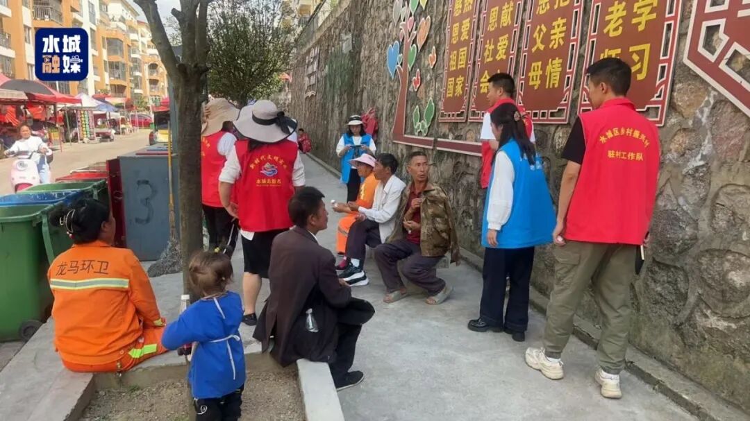 工作人员向群众宣传文明祭祀。以朵街道办事处供图.jpg