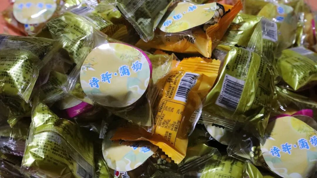 “中秋骰乐街”上，在蒲场镇党政干部的组织下，不少群众以掷骰方式参与“摇月饼”，这一百年特色民俗文化活动营造温馨和谐的中秋氛围， (4).JPG