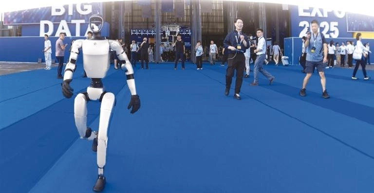 2025中国国际大数据产业博览会展馆外，人形机器人正在奔跑。贵州日报天眼新闻记者 贾智 摄.png